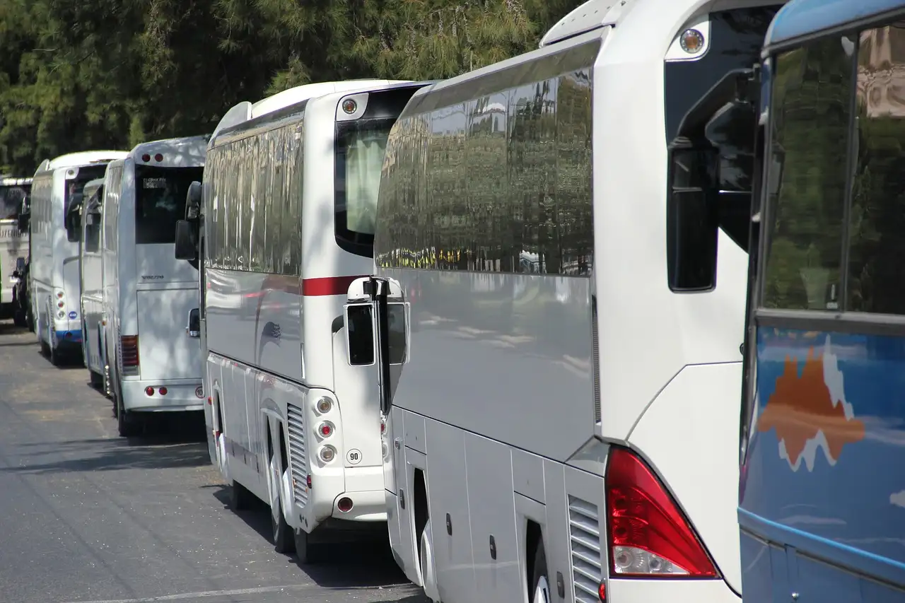 Jak autobusy wpłynęły na transport publiczny w XX wieku?