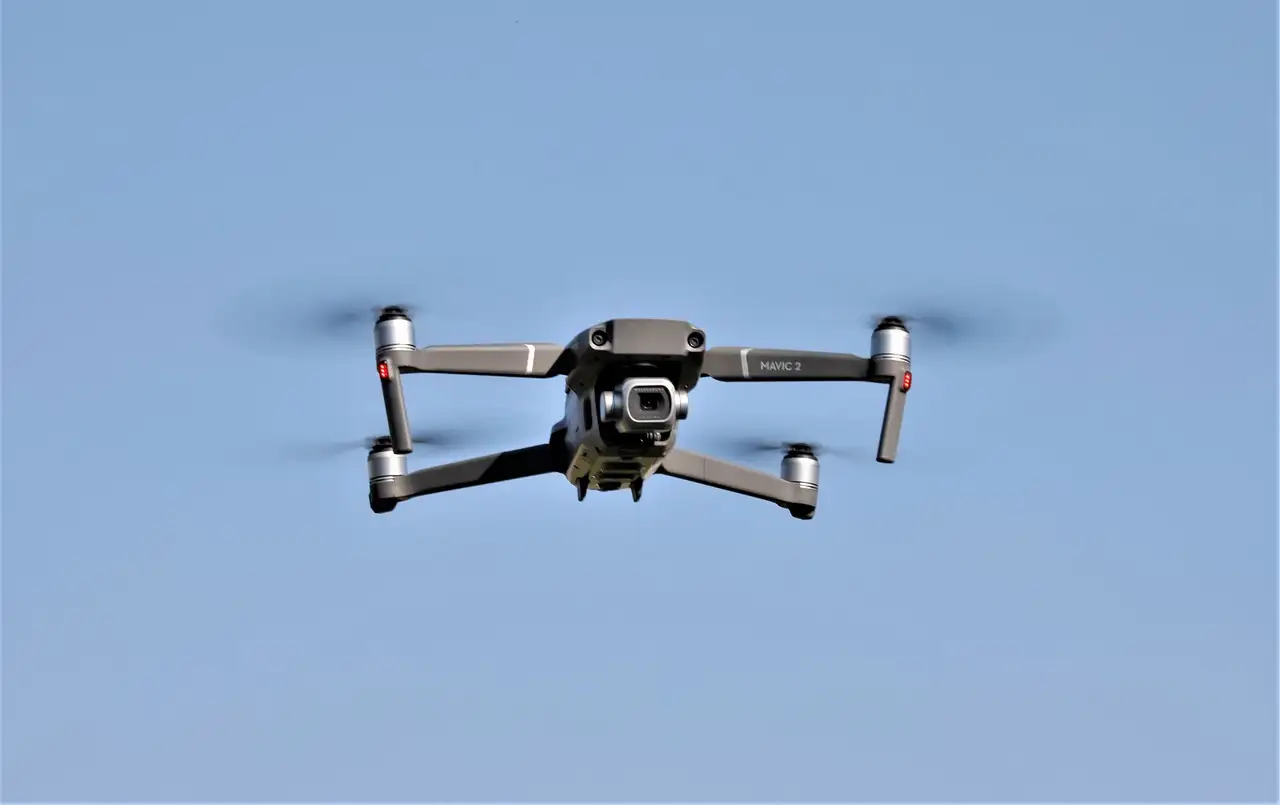 Jakie są komercyjne zastosowania dronów w różnych branżach?