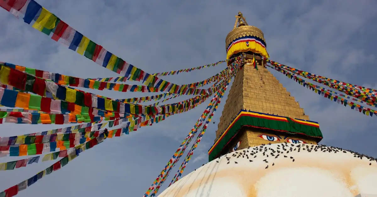 Jakie cechy wyróżniają stupę Boudhanath w Nepalu?