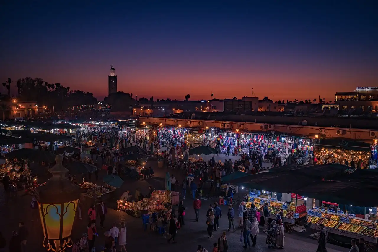 Jakie miasto w Maroku słynie z Jemaa el-Fnaa?