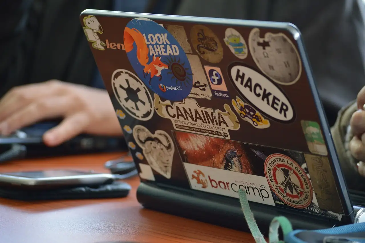 Jak projekty open-source demokratyzują rozwój oprogramowania?