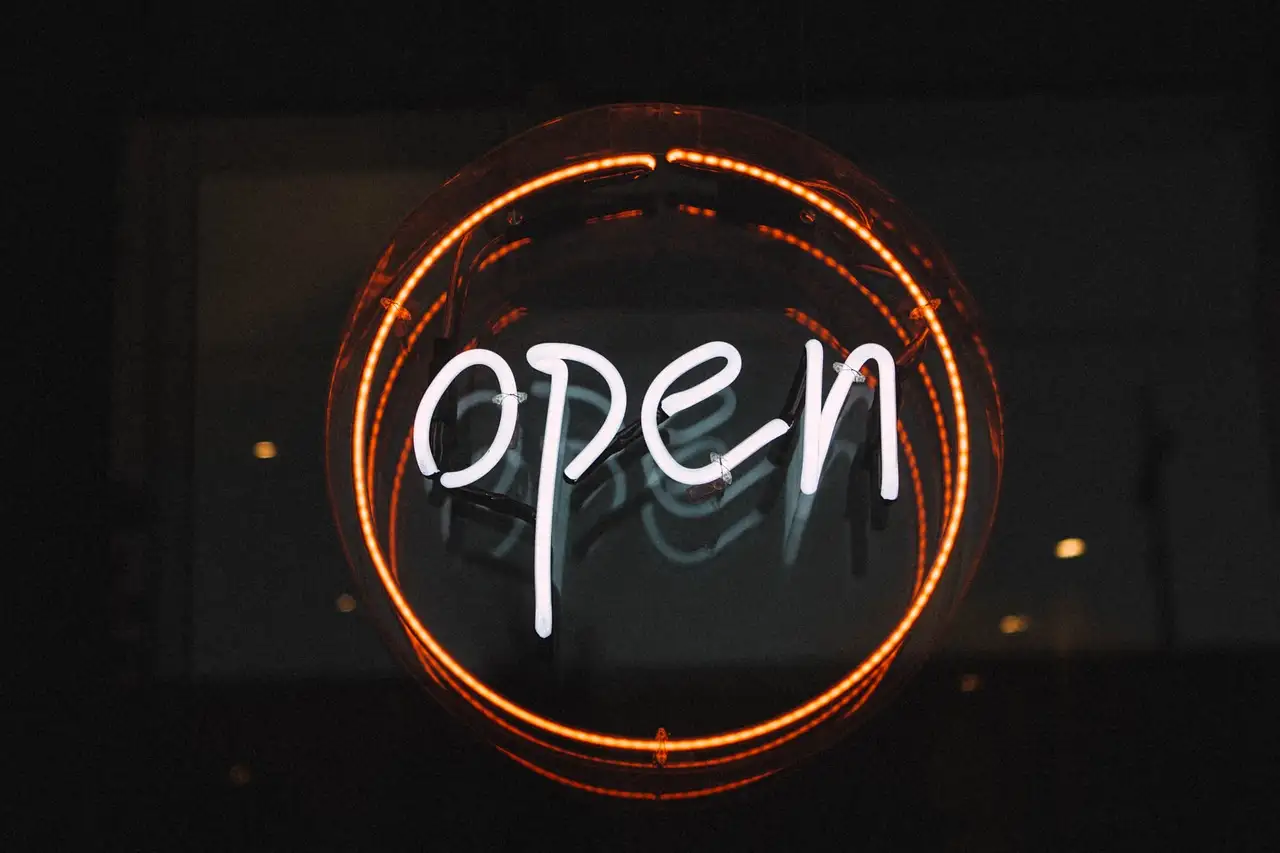 Jak projekty open-source demokratyzują rozwój oprogramowania?