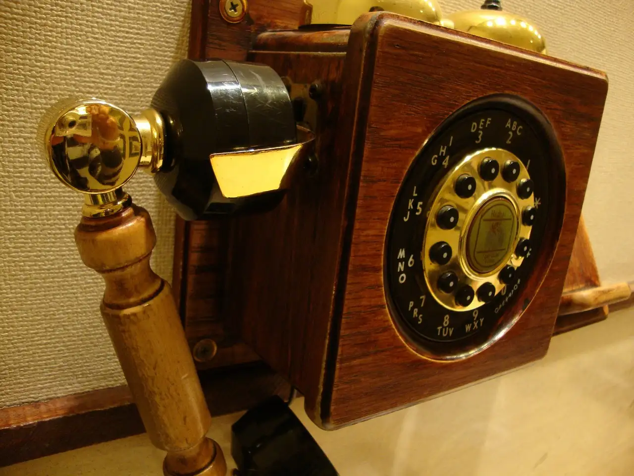 Jak talerzowy telefon wpłynął na rozwój telefonii?
