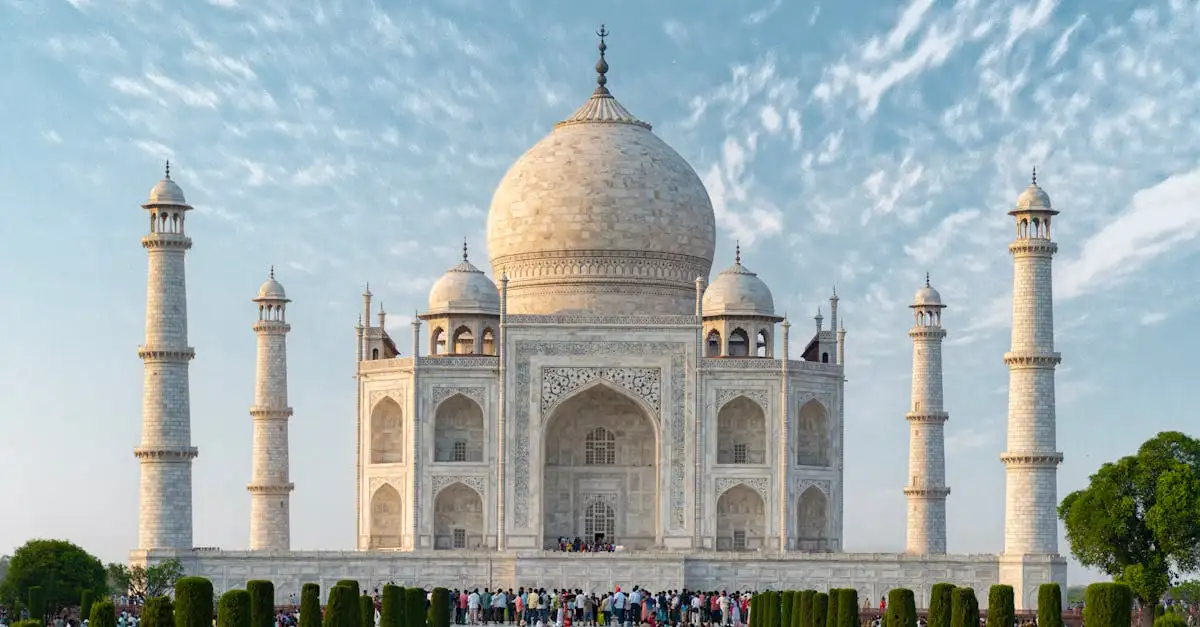 Który meczet w Indiach ma białe marmurowe kopuły?