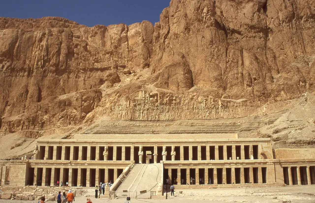 Dlaczego Hatshepsut wybrała Deir el-Bahari na świątynię?