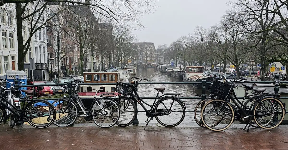 Dlaczego kamienice nad kanałami w Amsterdamie są ikoniczne?