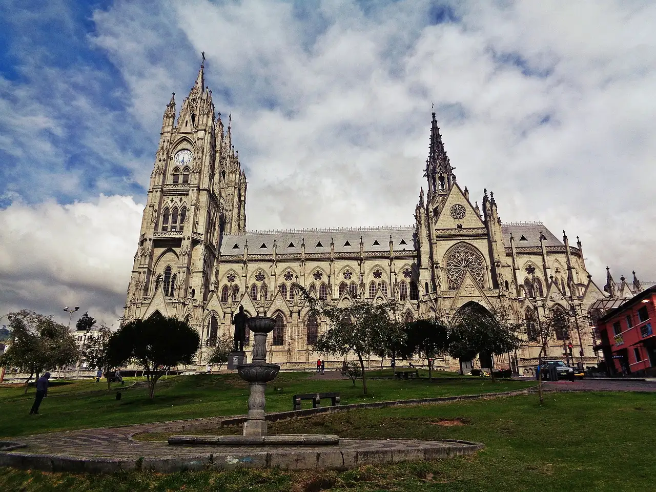 Gdzie zobaczyć architekturę kolonialną w Quito, Ekwador?