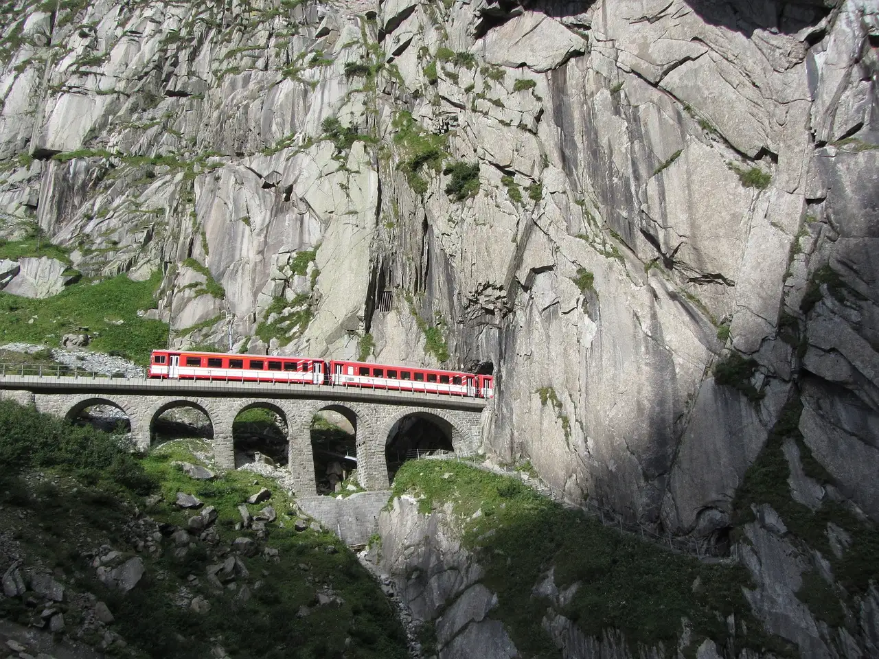 Jak zbudowano linię kolejową Gotthard w Szwajcarii?
