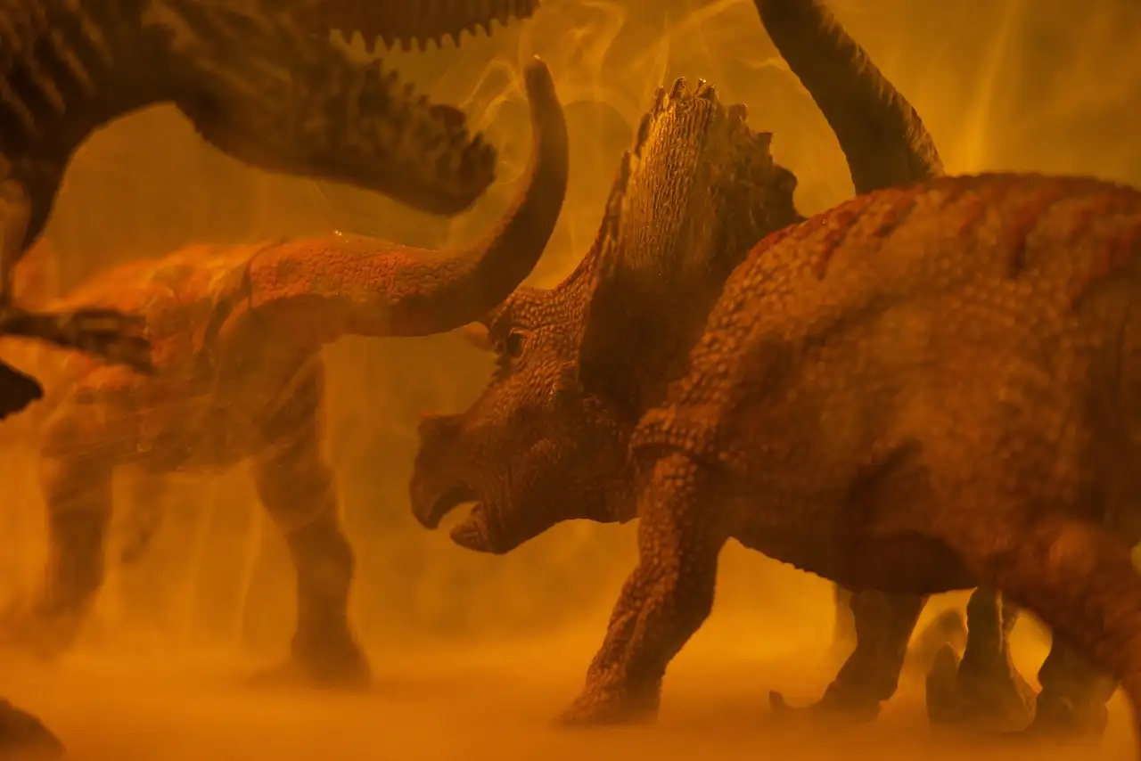 Jakie są różnice między dinozaurami mięsożernymi a roślinożernymi?