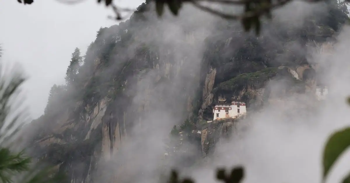 Które miasto w Bhutanie kryje słynne Paro Taktsang?