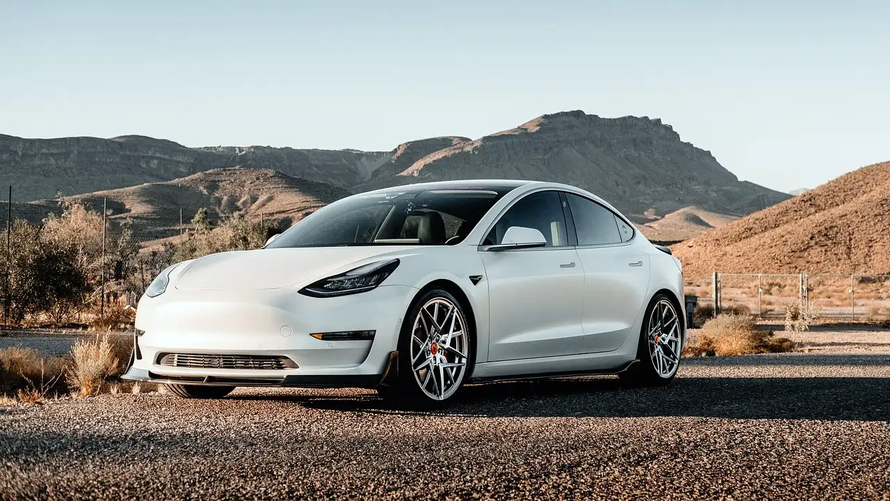Co sprawiło, że Tesla Roadster była wyjątkowa wśród sportowych?