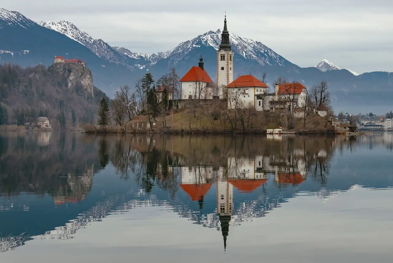 Dlaczego Bled w Słowenii jest tak popularny wśród turystów?