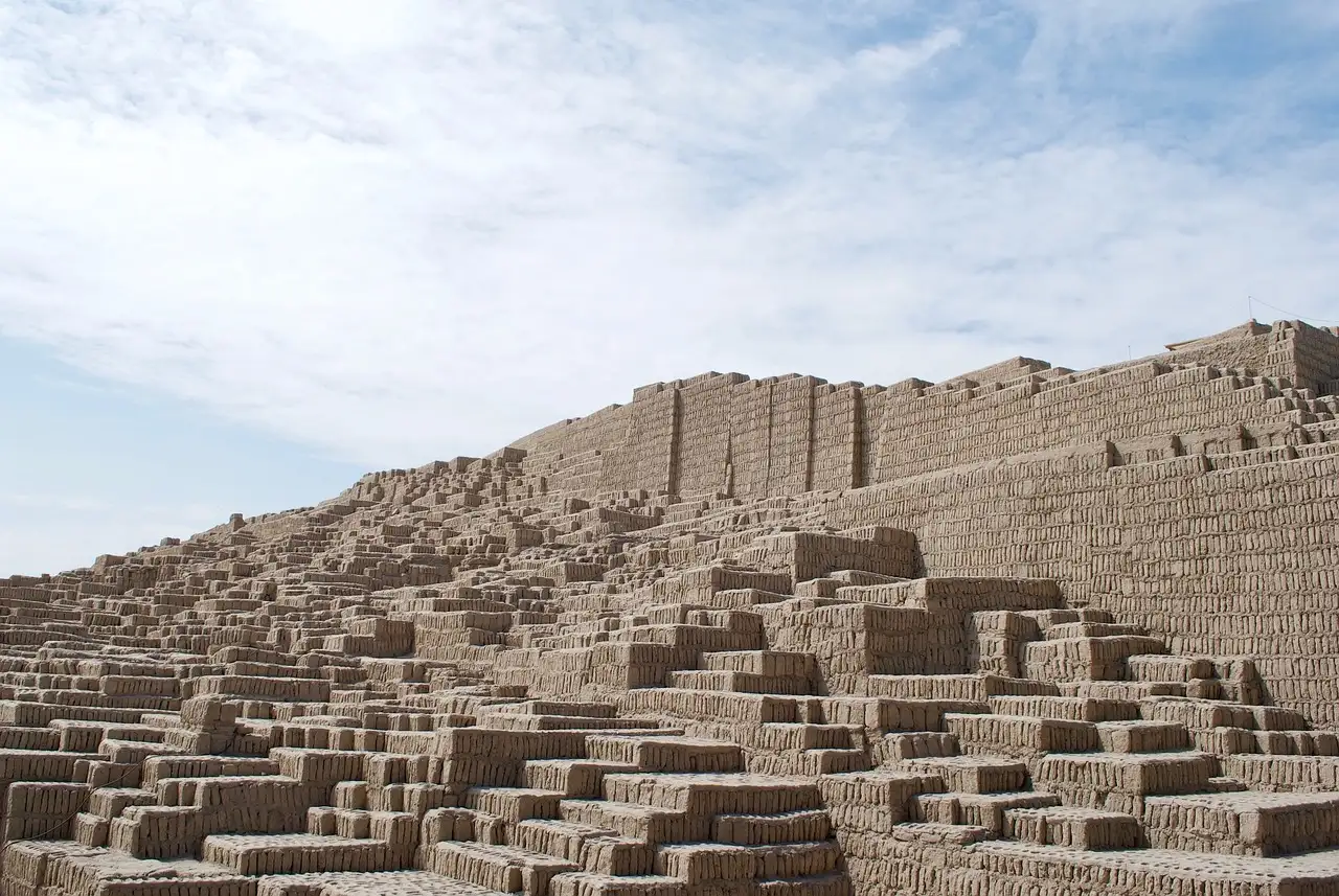 Jak wybierano święte miejsca huaca w historii?