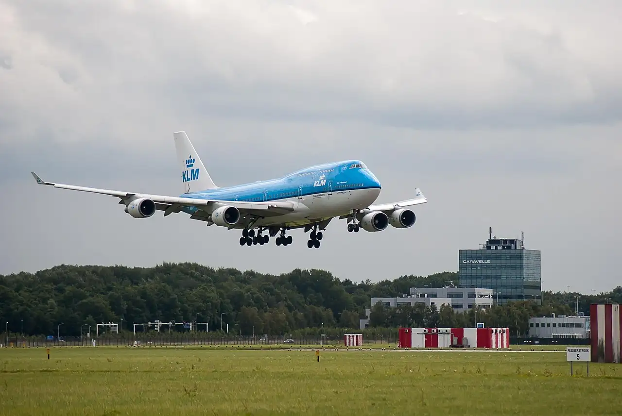 Ile osób zatrudnionych jest na lotnisku Schiphol?