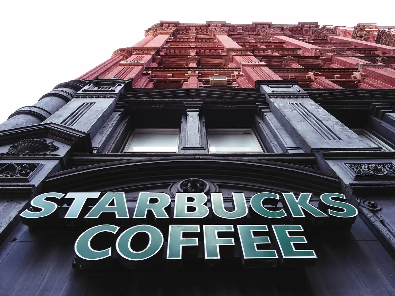 Jaka jest historia marki Starbucks w USA?