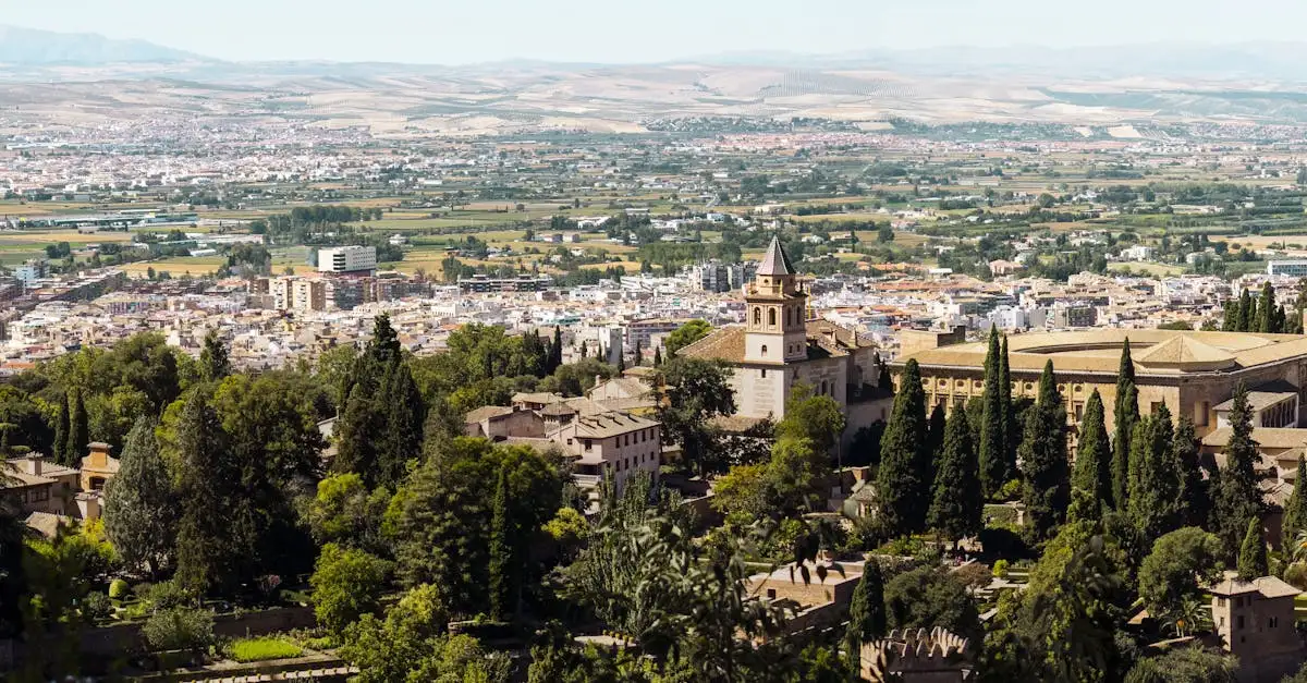 Które miasto słynie z imponującego pałacu Alhambra?