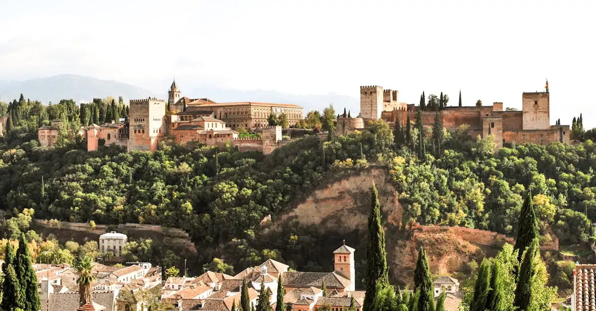 Które miasto słynie z imponującego pałacu Alhambra?