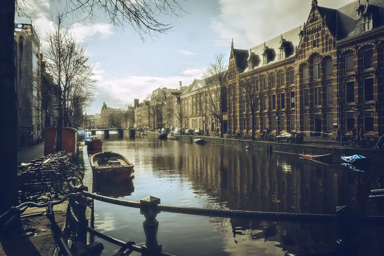 Jak długo trwa lot z Amsterdamu do Waszyngtonu (Dulles)?