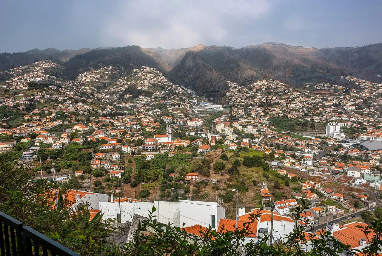 Jak długo trwa podróż z Amsterdamu do Funchal pociągiem lub autobusem?