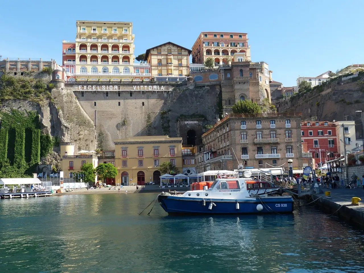 Jak długo trwa lot z Amsterdamu do Sorrento we Włoszech?